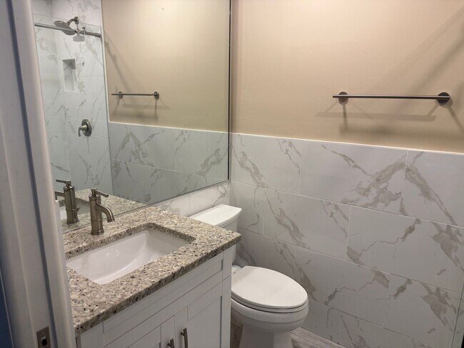 Foto del edificio - Renovated 3 Bed, 2 Bath Annual Rental in Naples Park