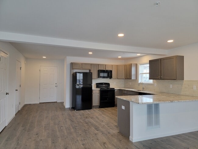 Building Photo - 173 Robert Cir
