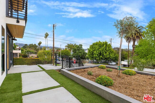 Building Photo - 571 S Mariposa Ave