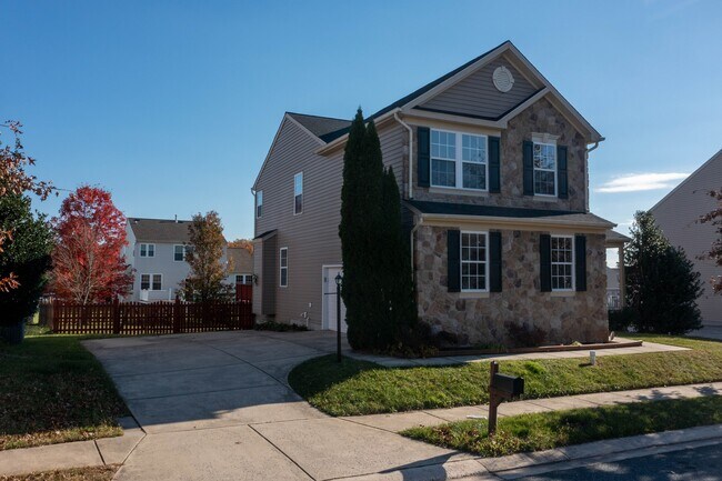 Building Photo - 5005 Crest Haven Way