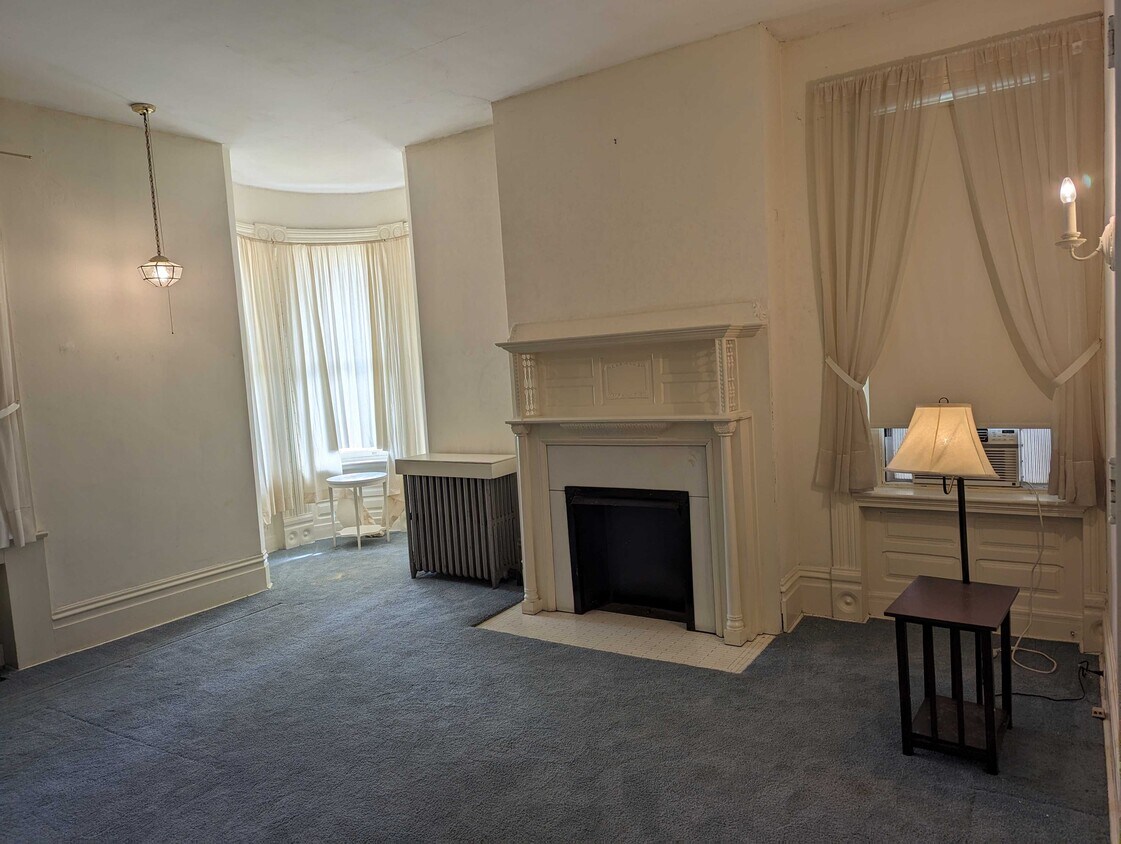 Dormitorio - 402 N Main St