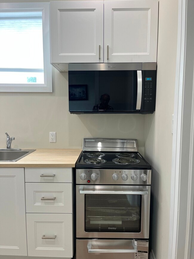 Building Photo - Luxury Renovated Unit