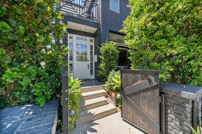 Building Photo - Custom Built 4 Bedroom Peninsula Point Hom...