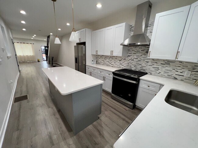 Building Photo - Newly Renovated 3-Bedroom Townhouse in Wes...