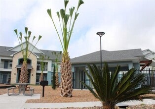 Building Photo - 711 Glenoak Dr