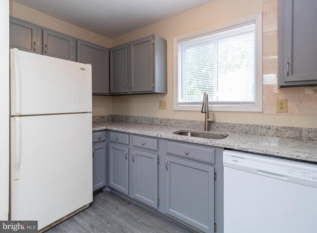 Building Photo - 14175 Spring Branch Dr