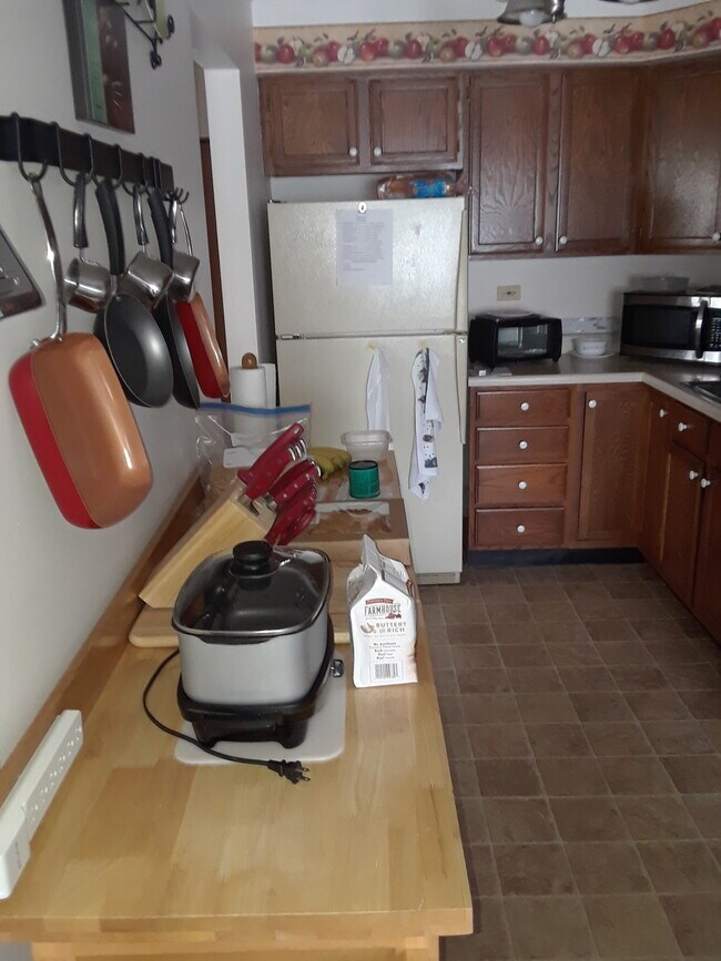 Kitchen - 1071 Greenwood Cir
