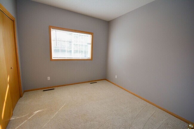 Building Photo - One level living in this 2br townhome in q...