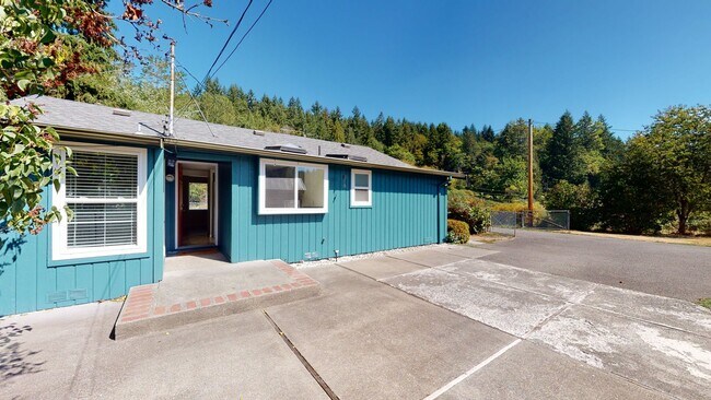 Foto del edificio - May Valley Road business opportunity available - 2 bedroom 1 bath home with carport & office and ...