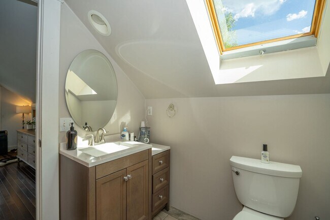 Foto del edificio - Charming 2-Bed, 2-Bath Loft Home in Old To...