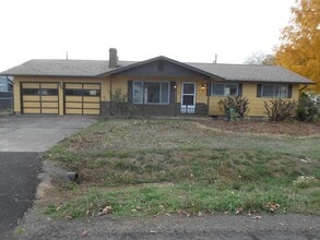 Building Photo - 2860 Willow Dr