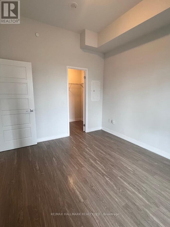 Photo du bâtiment - 4055-4055 Parkside Village Dr