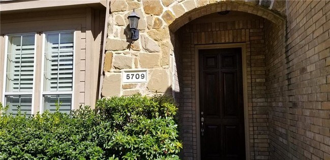 Foto del edificio - 5709 New Castle Dr