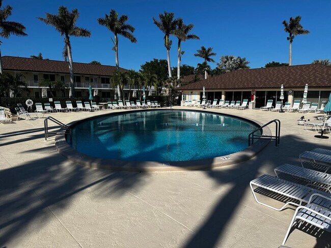 Foto del edificio - 167 N Collier Blvd