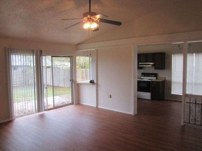 Building Photo - 7810 Lazy Forest Dr