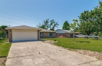Building Photo - 1502 Staple Dr