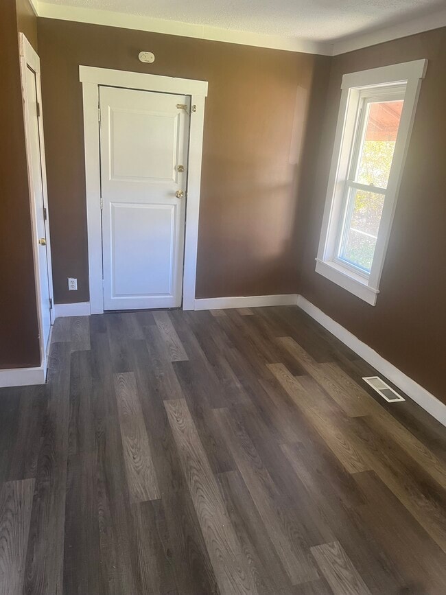 Building Photo - 15 Chisholm Ave