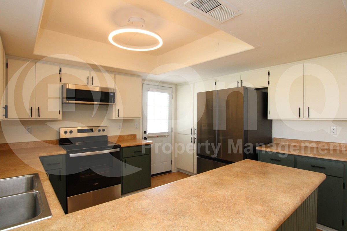 Primary Photo - 6127 S Country Club Way
