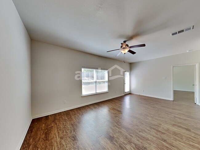Foto del edificio - 4505 Shy Creek Ln