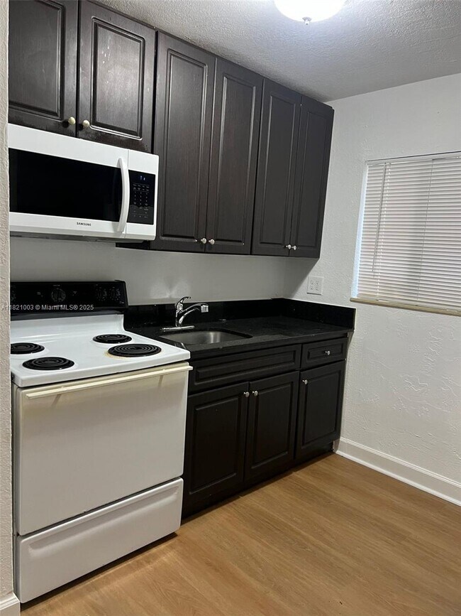 Foto del edificio - 180 NE 71st St