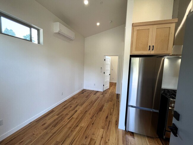 Foto del edificio - Sunny, Charming Pet-Friendly Brand New 2025 1 Bedroom Home for Lease in Blue Lake, CA