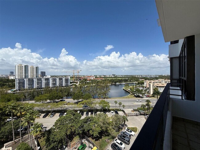 Foto del edificio - 500 Three Islands Boulevard