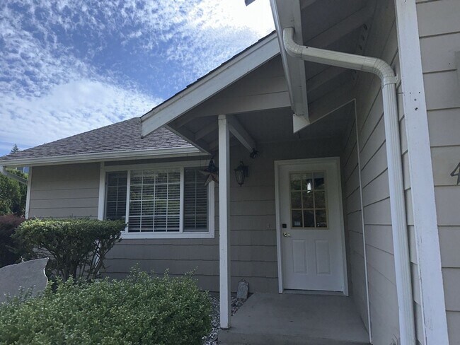 Building Photo - Spacious 3 Bed, 2.5 Bath Home with Fully Fenced Backyard and 2 Car Garage!