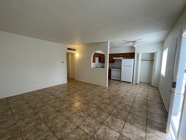 Foto del edificio - Quaint 2 Bedroom and 1 Bath Triplex!
