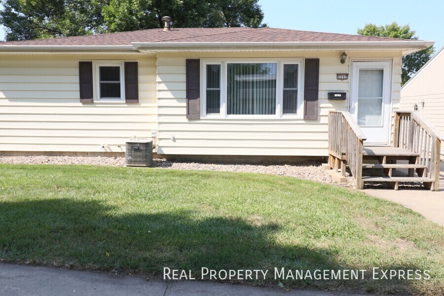 Primary Photo - Spacious 4 Bedroom 2 Bath Available NOW!