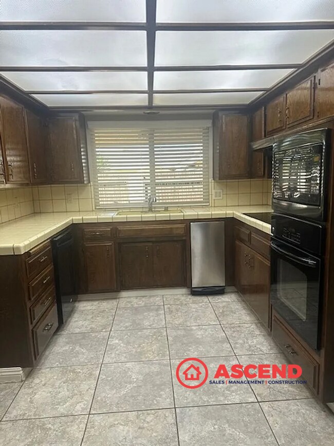 Building Photo - 3 Bed, 2 Bath Home with Fireplace in Northwest Bakersfield