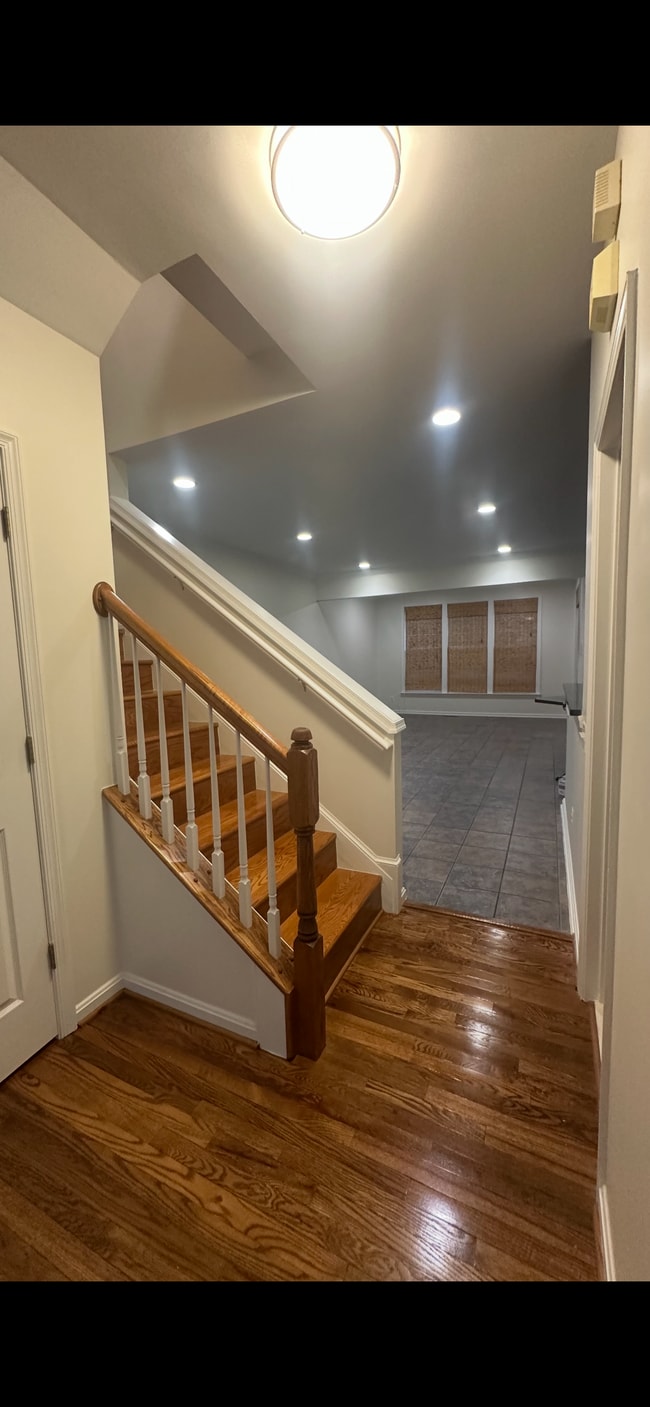 Building Photo - 4087 Oak Village