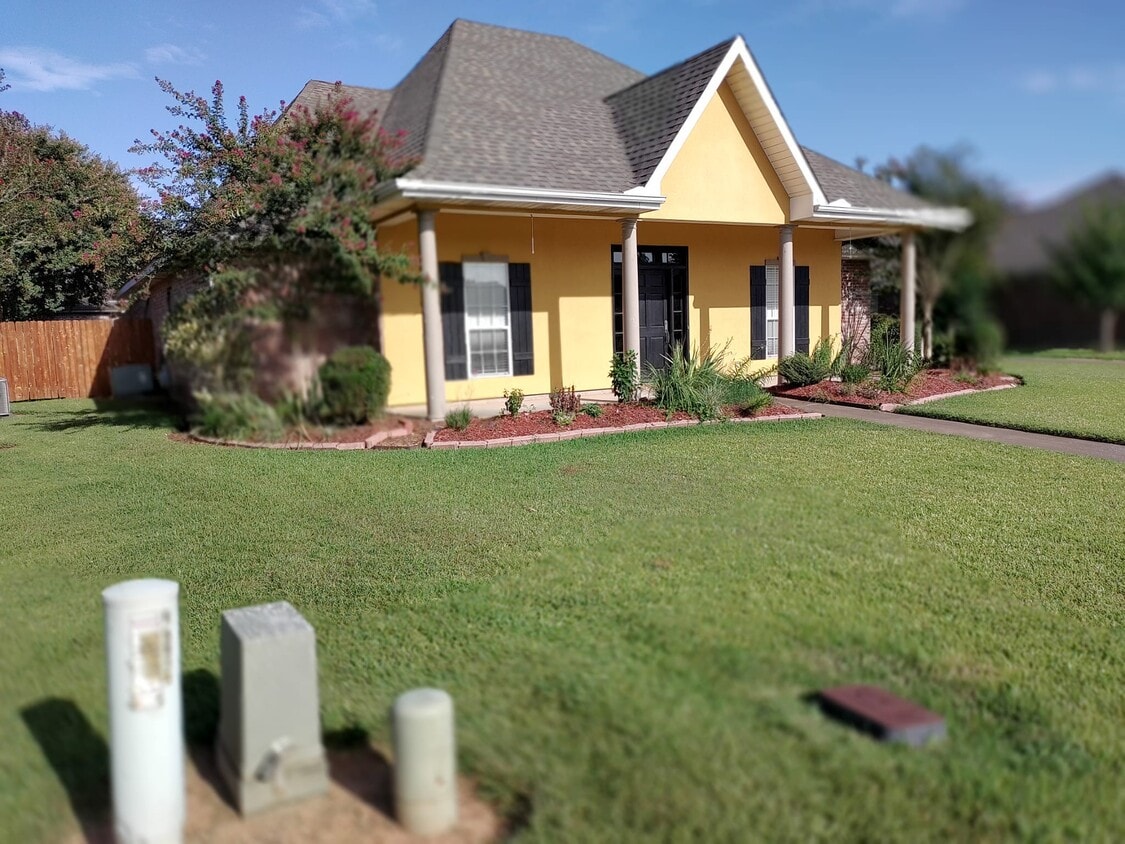 Front View - 5913 Bocage Dr