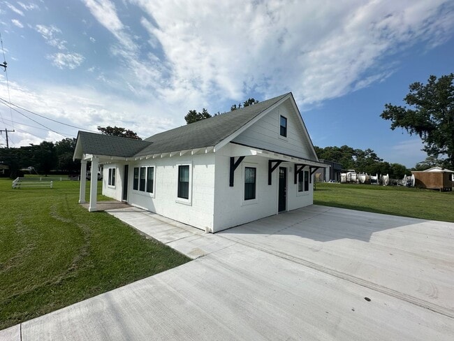 Building Photo - FULLY RENOVATED! 3 Bed/2 Bath in Wanchese
