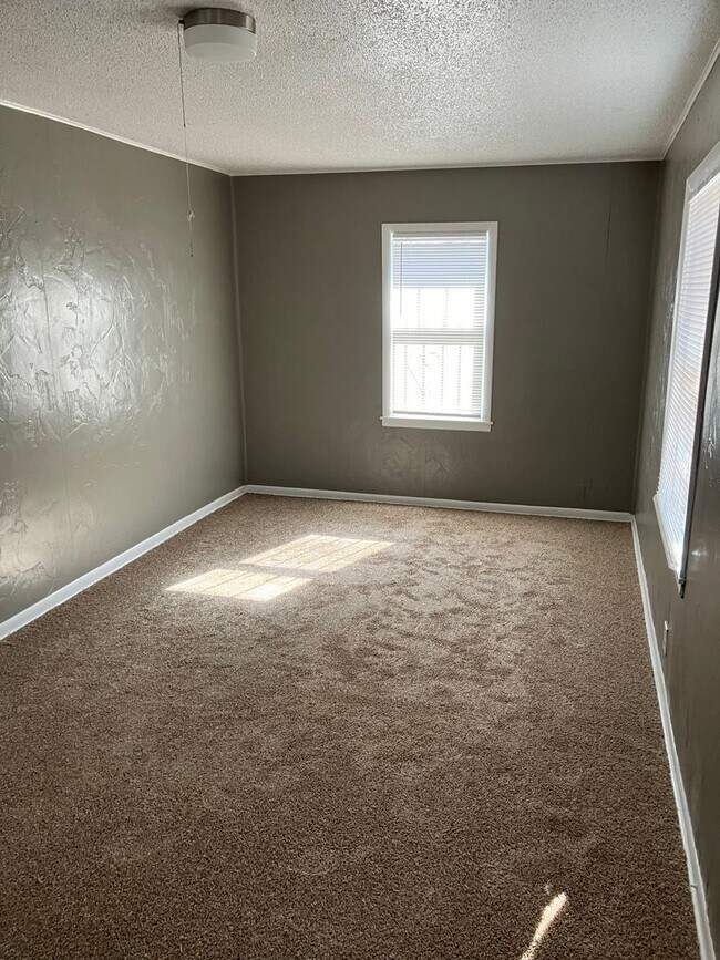Building Photo - 2 Bedroom 1 bath