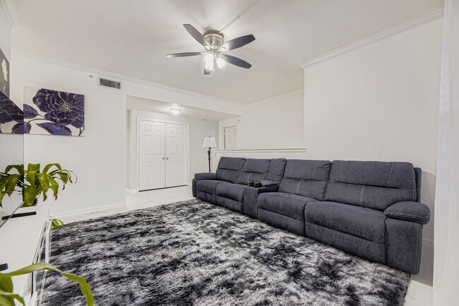 Foto del edificio - Beautiful 2-bedroom Condo in highly desirable Falling Water community in Littleton! Pool-Fitnes C...