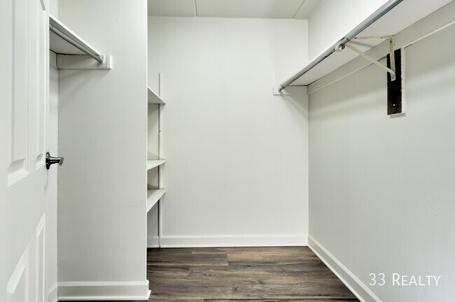 Building Photo - NEWLY Renovated Beautiful Spacious 1 Bedro...