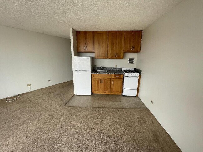Building Photo - HOLIDAY VILLAGE studio, Avail 08/26, sec, ...