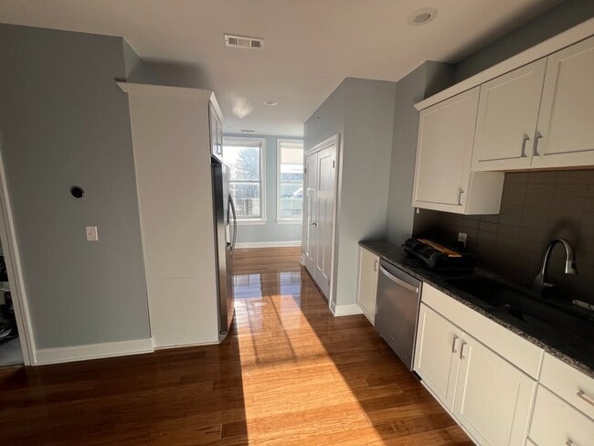 Building Photo - 13 Chester St