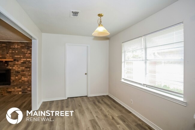 Building Photo - 512 Pine Bluff Dr