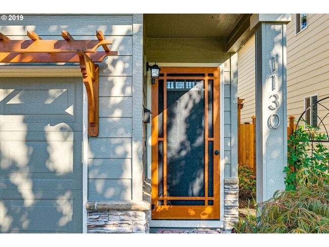 Building Photo - Modern & Move In Ready