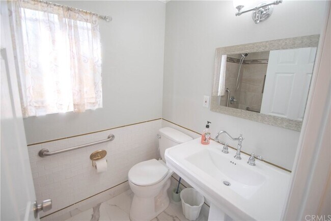 Baño 1 - 137 S 5th St