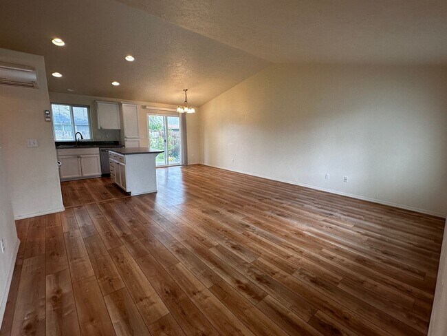 Foto del edificio - COMING SOON 3 Bedroom 2 Bath Single Family House