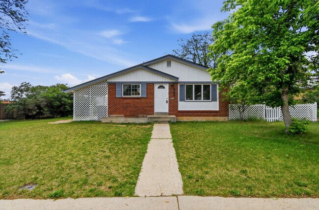 Building Photo - Charming 3-Bedroom with 2 Baths and Extra Room in Basement!