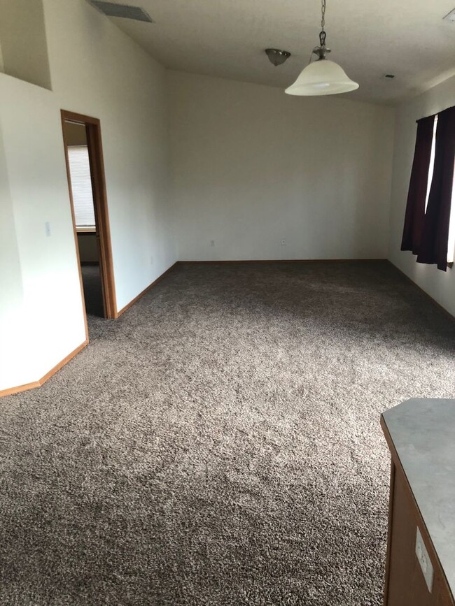 Building Photo - MOVE IN SPECIAL! New Carpet, flooring & pa...