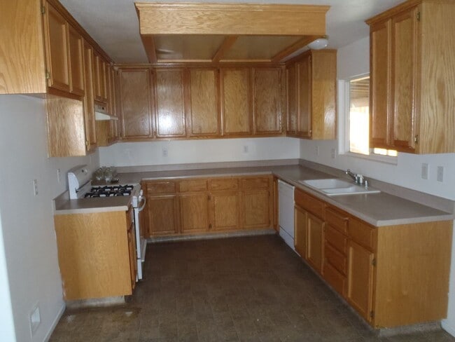 Building Photo - Spacious 3b 2 ba with a large backyard