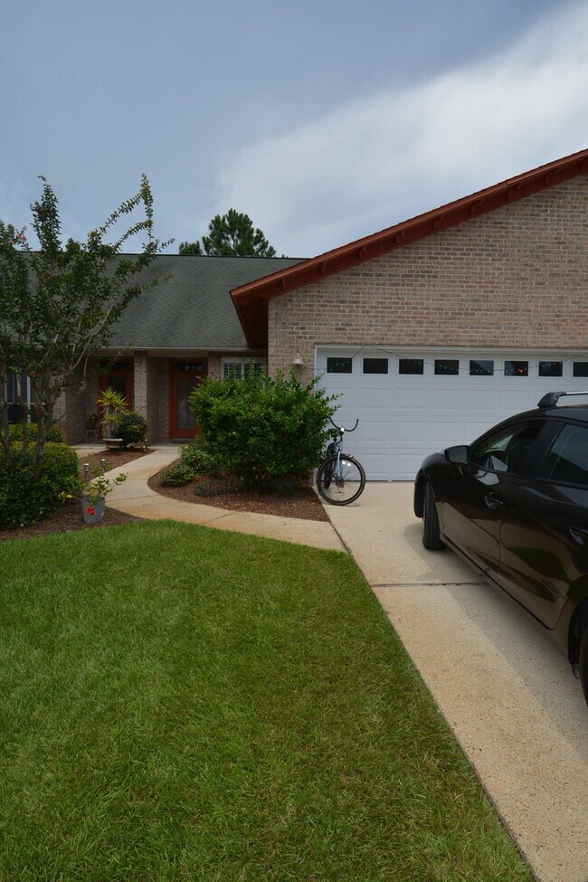 Foto del edificio - Escada large 2 story townhouse with fireplace, vaulted ceilings, master suite, 2 car garage, comm...