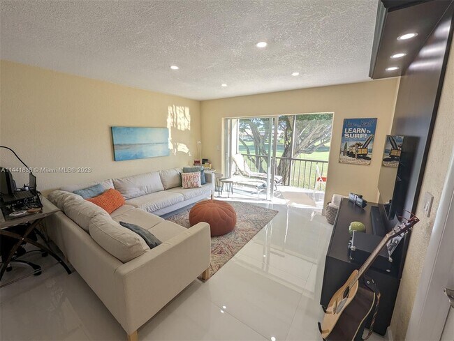 Building Photo - 9300 N Hollybrook Lake Dr