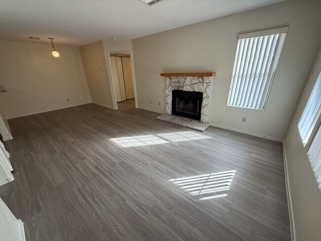 Foto del edificio - BEAUTIFUL CORNER UNIT CONDO!