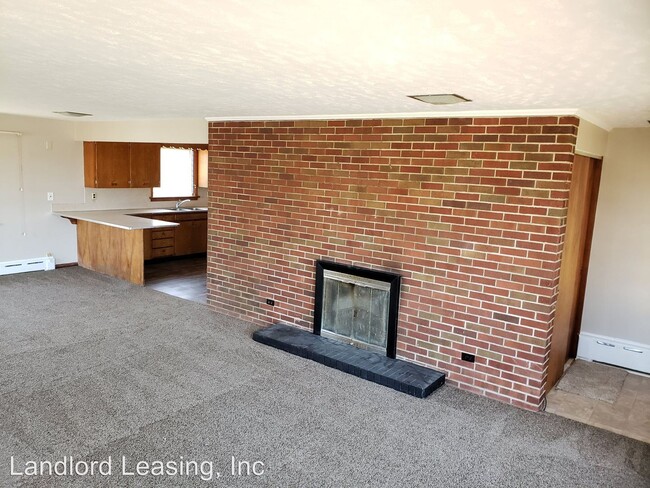 Building Photo - 3 br, 1.5 bath House - 3961 Oak Point Road