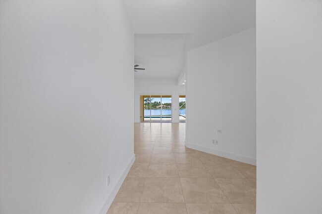 Foto del edificio - 8241 Dominica Pl
